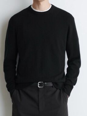 COS 
SEAMLESS CASHMERE CREW-NECK SWEATER